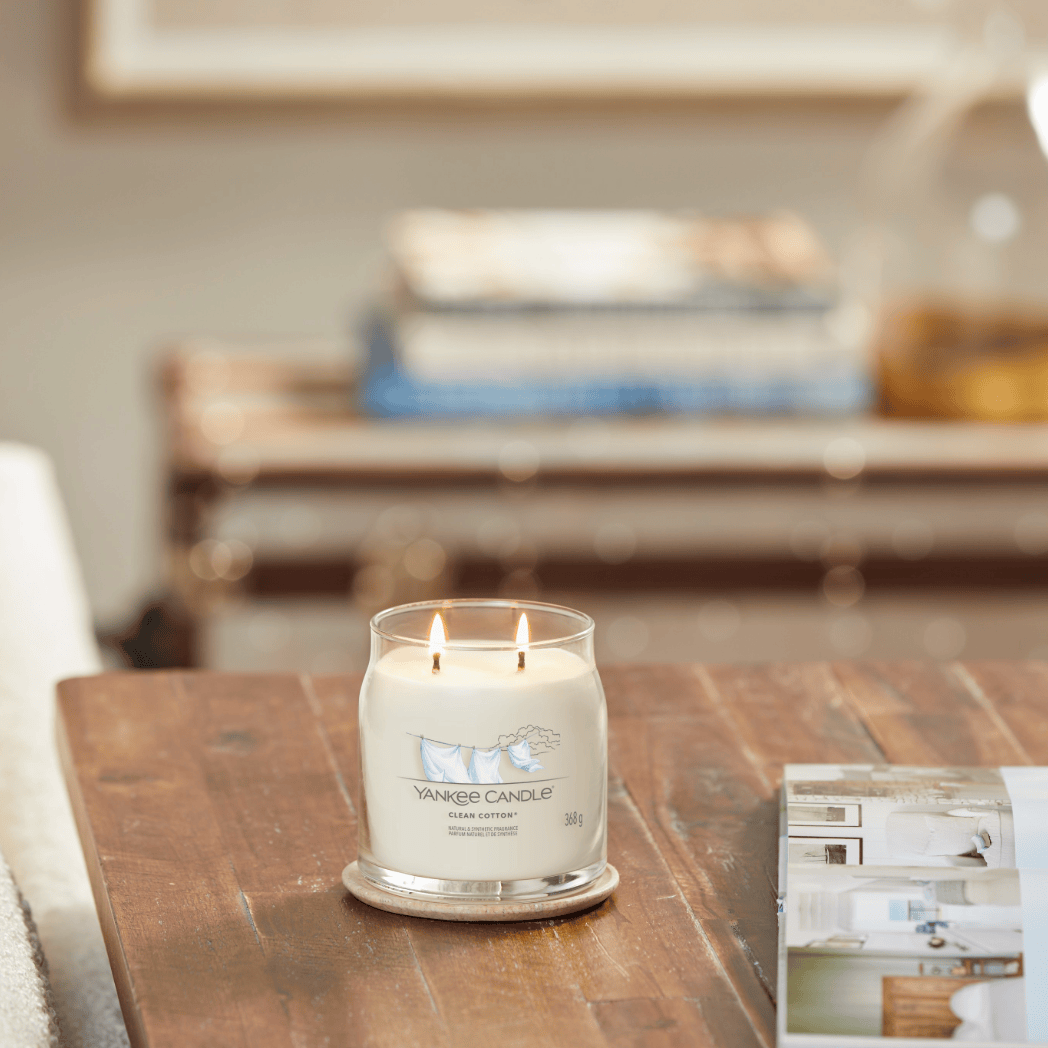 Yankee Candle Clean Cotton Signature – Medium Jar Tuoksukynttilä